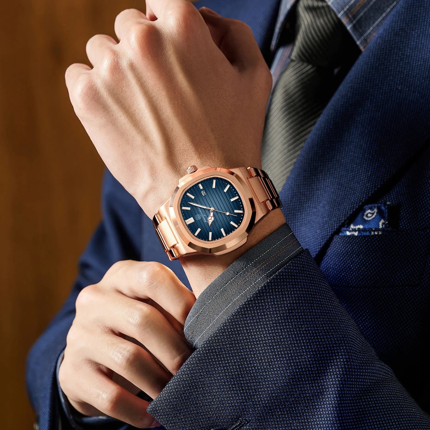 montre-dorée-homme-costume-cravate